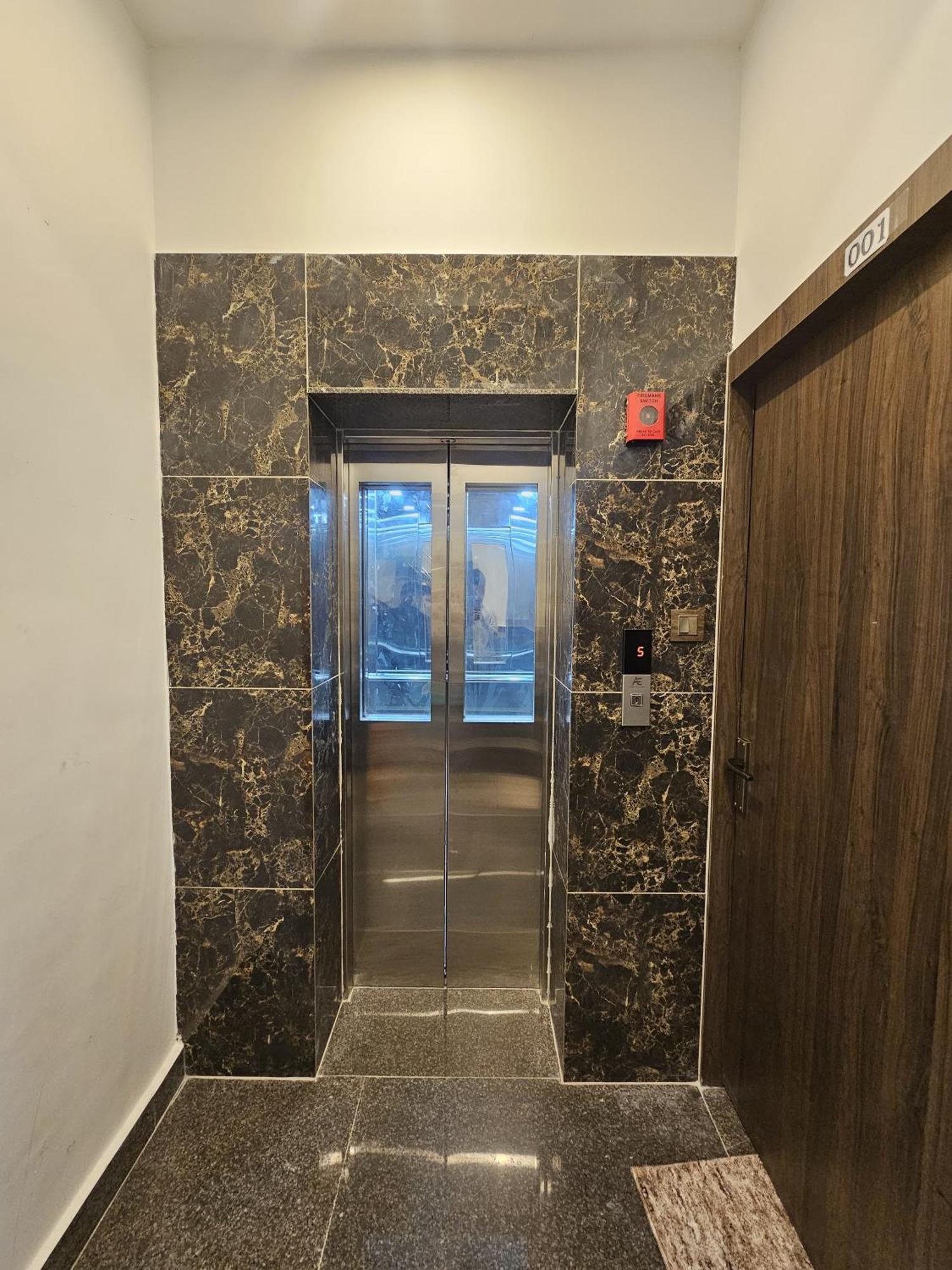 Mm Grand Hotell Varanasi Exteriör bild