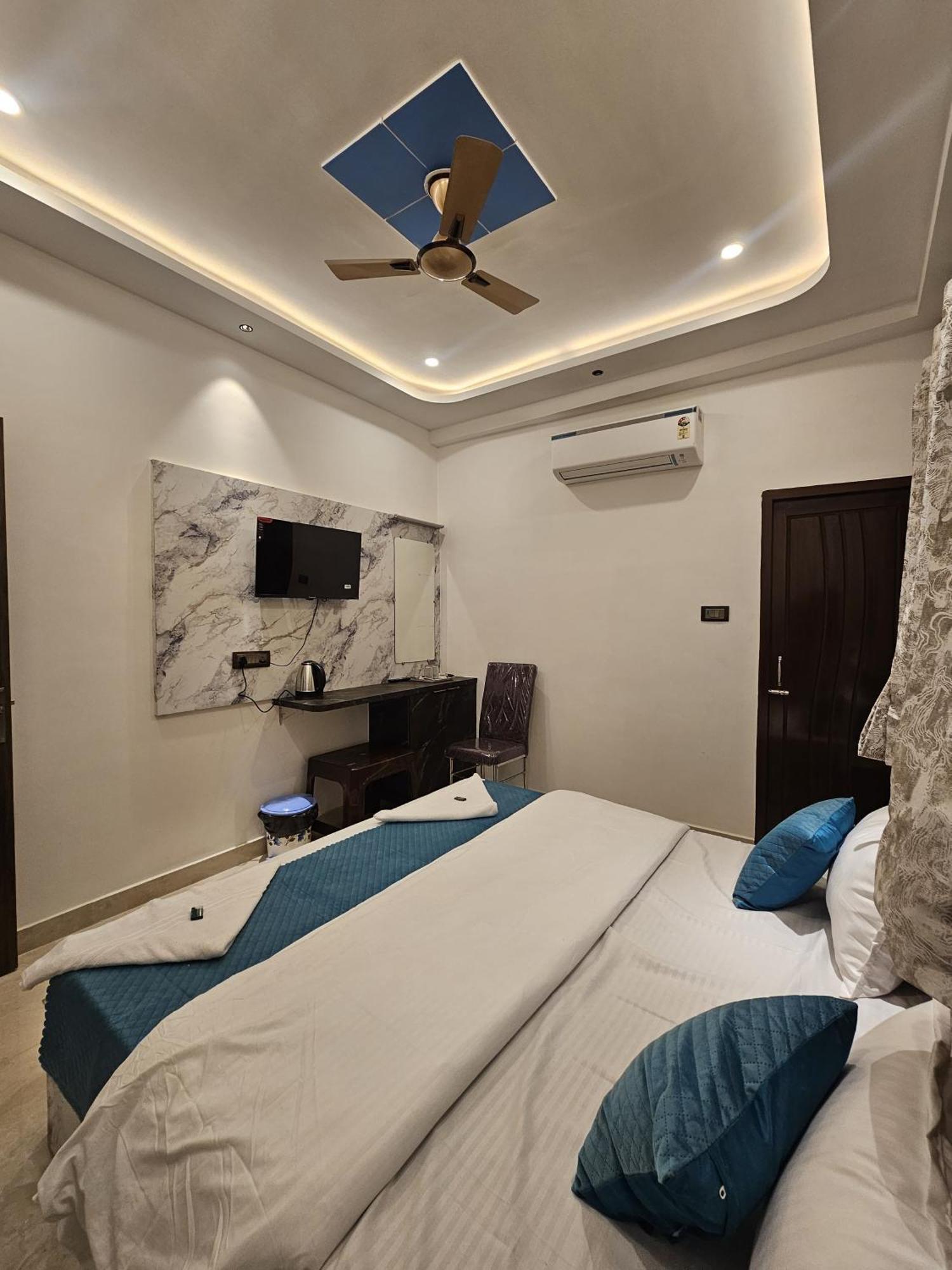 Mm Grand Hotell Varanasi Exteriör bild