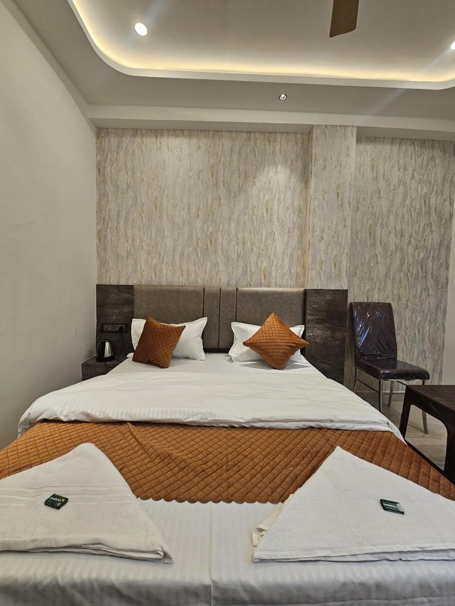 Mm Grand Hotell Varanasi Exteriör bild