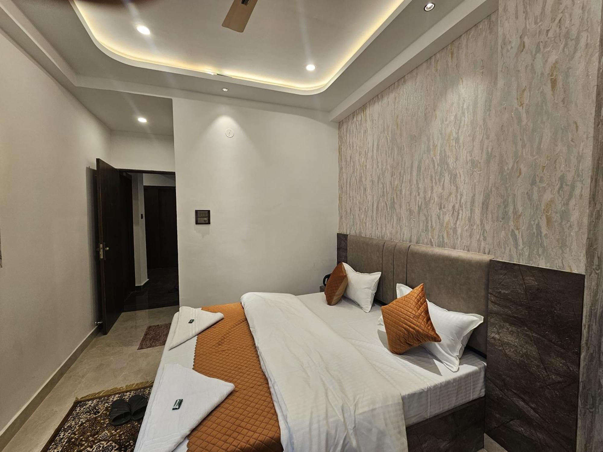 Mm Grand Hotell Varanasi Exteriör bild