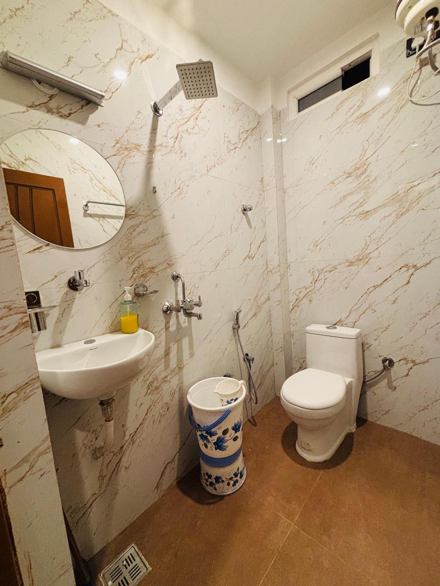 Mm Grand Hotell Varanasi Exteriör bild