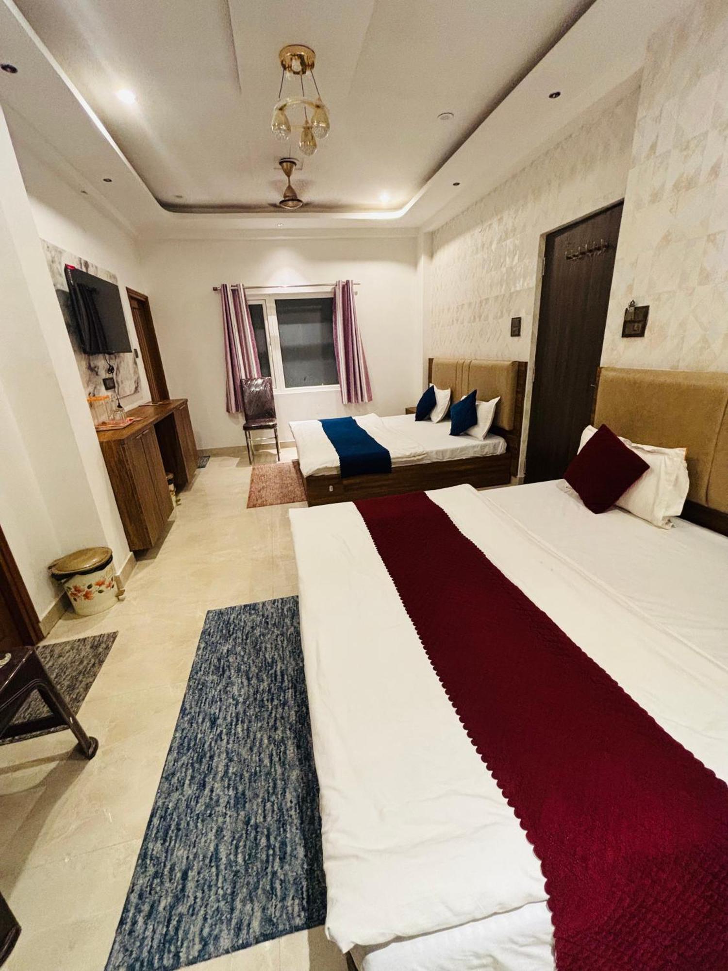 Mm Grand Hotell Varanasi Exteriör bild